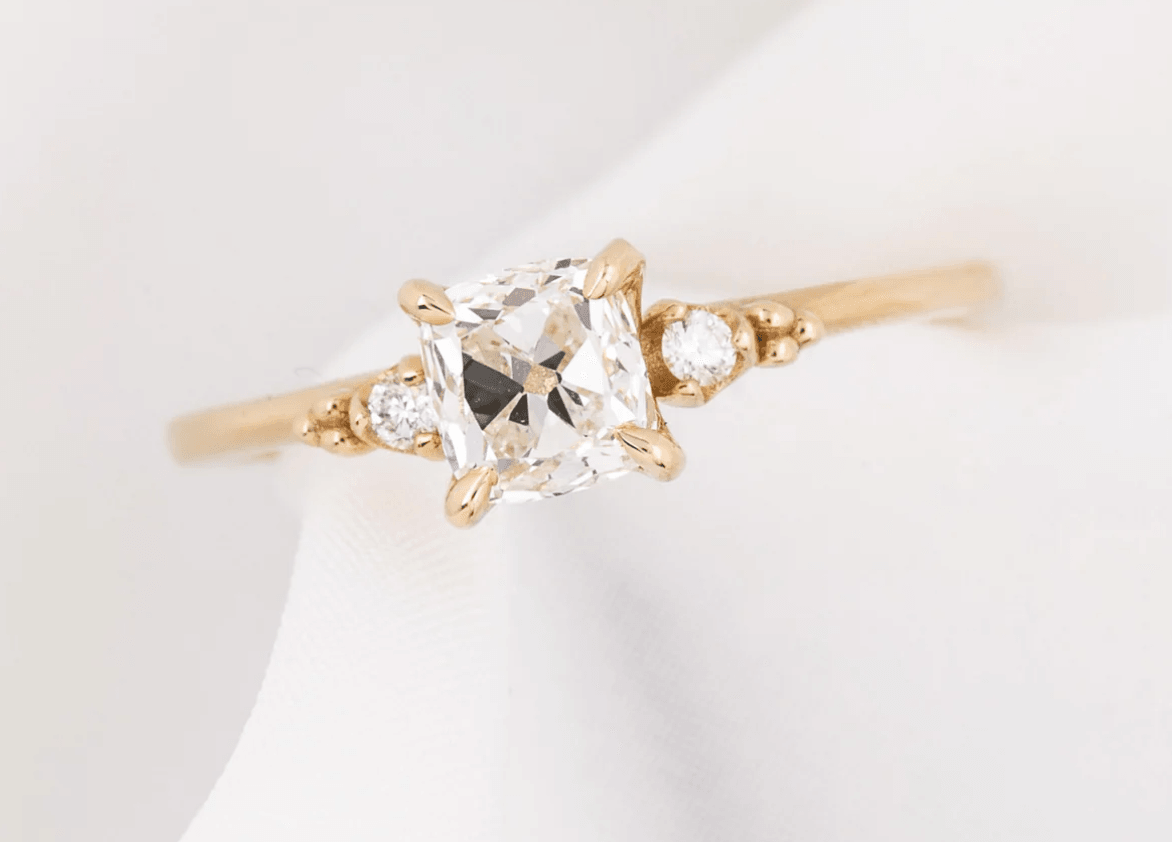 Yastık Kesim Tektaş Pırlanta Yüzük - Yewmill