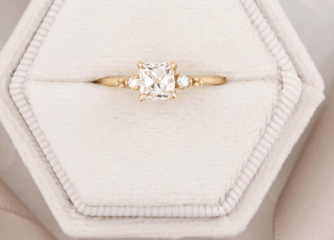 Yastık Kesim Tektaş Pırlanta Yüzük - Yewmill