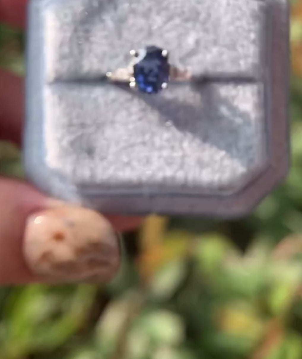 Oval Vintage Sapphire Ring - Castor
