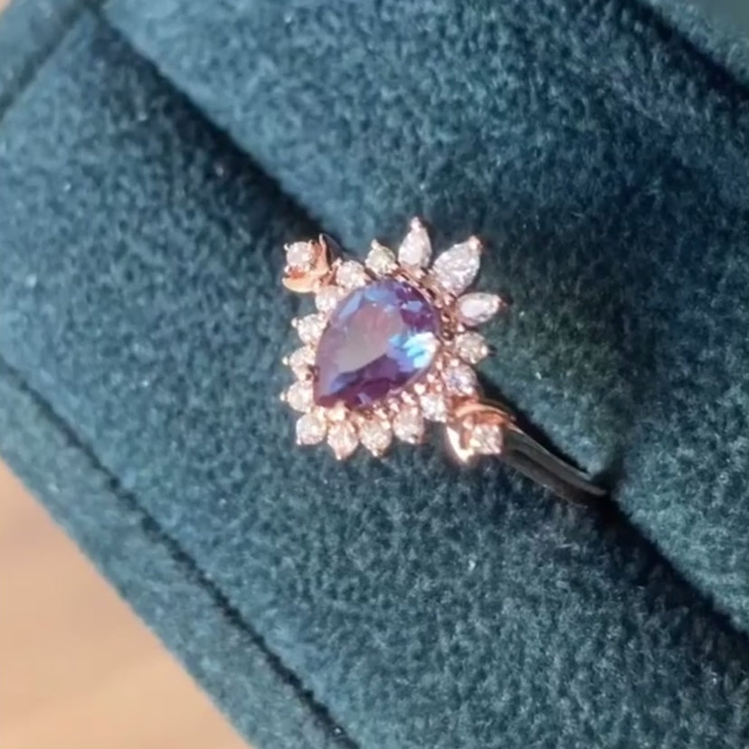 Винтажное кольцо с александритом в форме капли - Alkurah