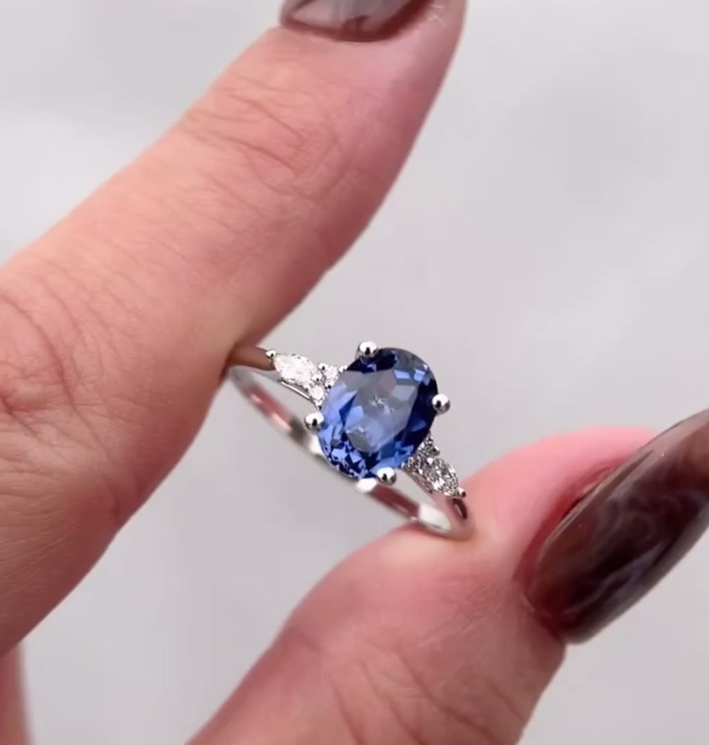Oval Vintage Sapphire Ring - Castor
