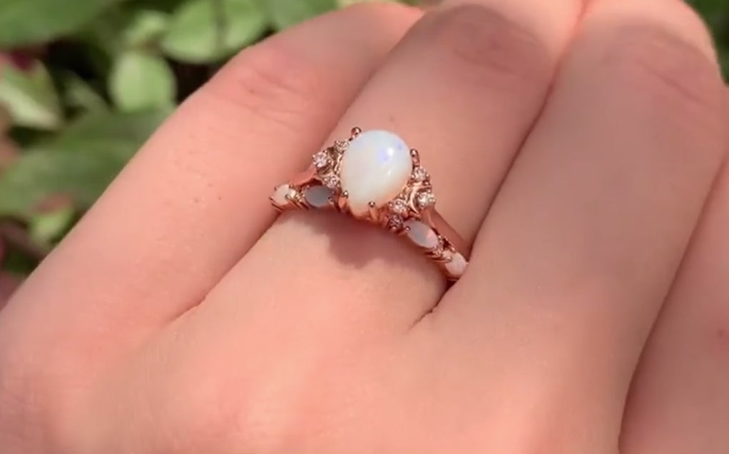 Винтажное кольцо с каплей опала - Беллатрикс