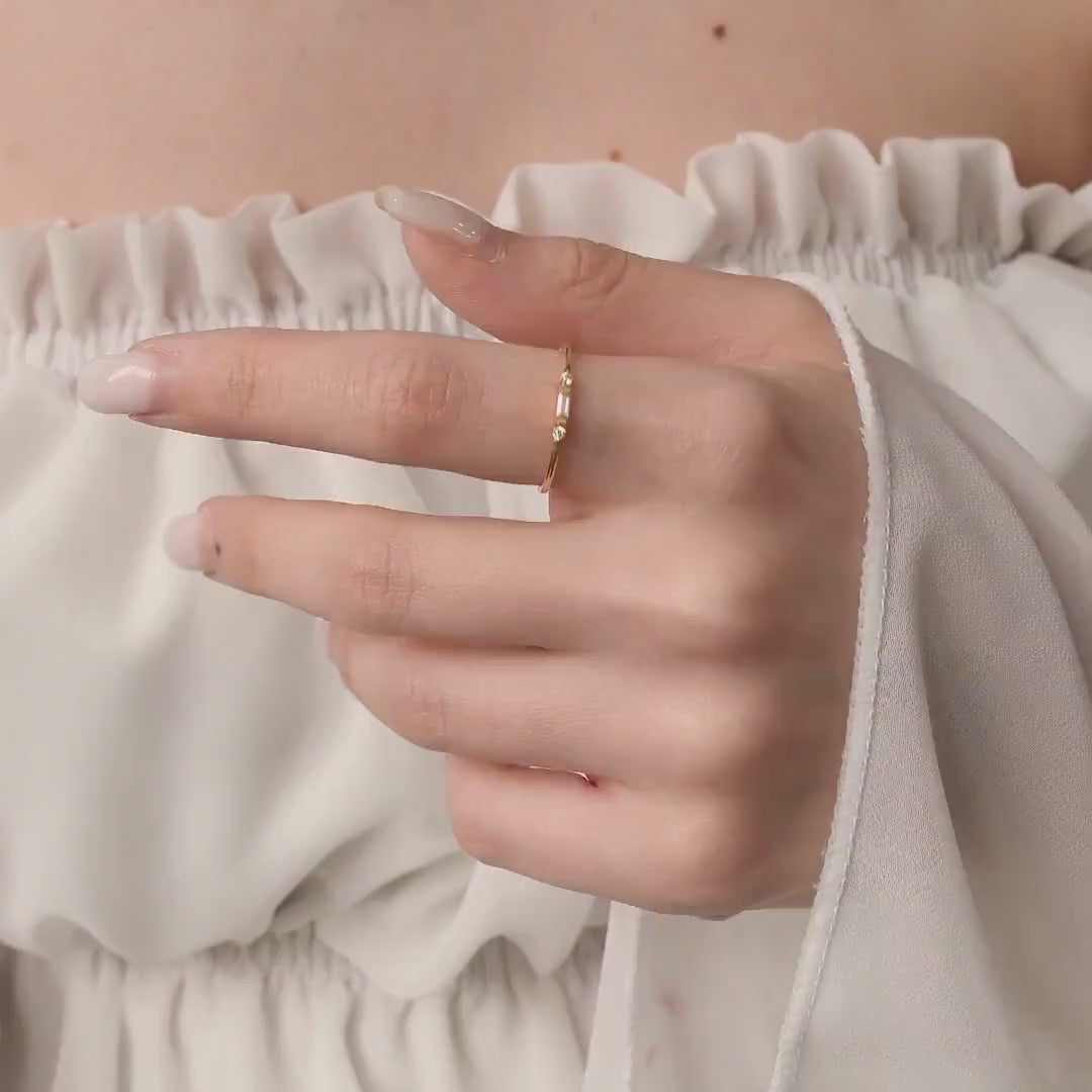 Minimal Baguette Diamond Ring - Mina